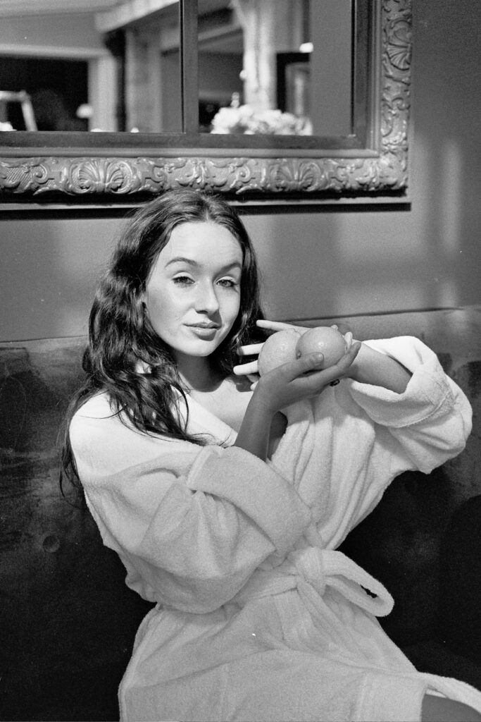 Portrait d'une femme qui tient un citron